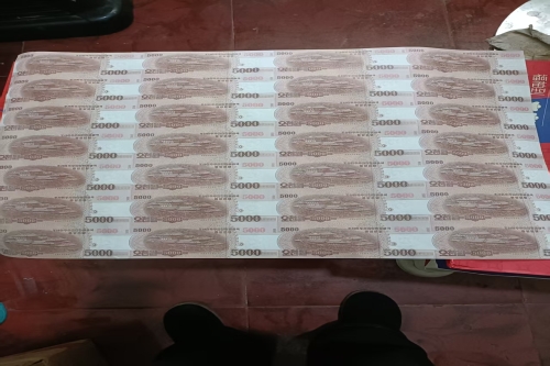 一位来自贵州省毕节市的雷老师，有一些藏品和很好的老物件，急需找到爱好的收藏家，有意者请联系我。目前藏友老师比较着急，只要您是真心诚意想要收藏，一切好商量。