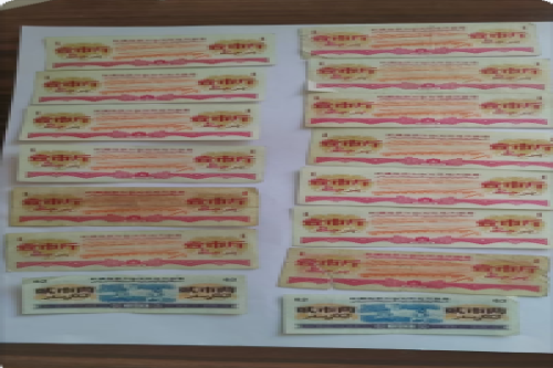 一位来自的新疆石河子的张老师，有一些藏品和老物件，急需出手，有意者联系，价格好商量。