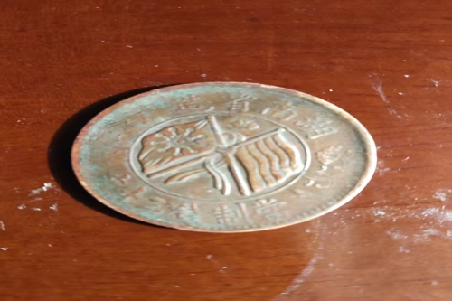 一位来自河南省新县的陈老师，有一些藏品和老物件，急需出手，有意者联系，价格好商量。