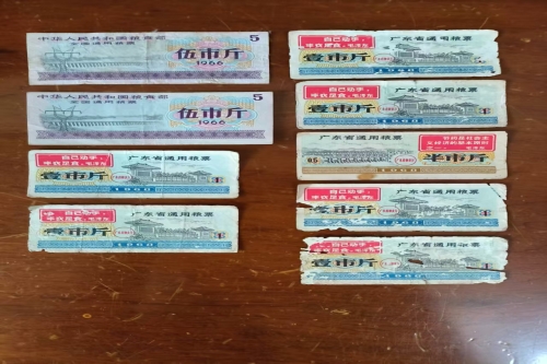 一位来自广东省的陈老师，有一些藏品和老物件，急需出手，有意者联系，价格好商量。