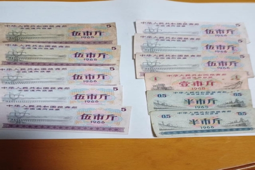 一位来自江西省南昌市的余老师，有一些藏品和老物件，急需出手，有意者联系，价格好商量。