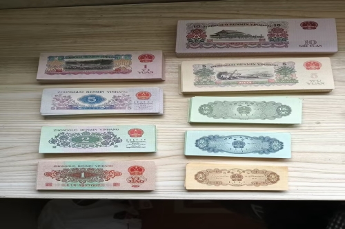 一位来自广西省南宁市的马老师，有一些藏品和老物件，急需出手，有意者联系，价格好商量。