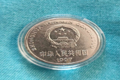 一位来自辽宁省盘锦市的肖老师，有一些藏品和老物件，急需出手，有意者联系，价格好商量。