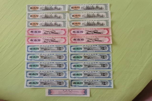 一位来自黑龙江省鸡西市的周老师，有一些藏品和很好的老物件，急需找到爱好的收藏家，有意者请联系我。目前藏友老师比较着急，只要您是真心诚意想要收藏，一切好商量。