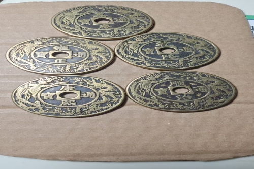 一位来自广东省肇庆市的黄老师，有一些藏品和老物件，急需出手，有意者联系，价格好商量。