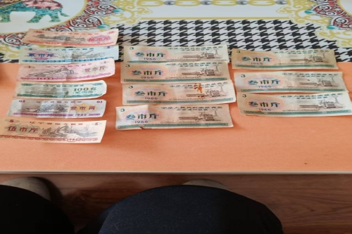 一位来自辽宁抚顺望花区的王老师，有一些藏品和老物件，急需出手，有意者联系，价格好商量。