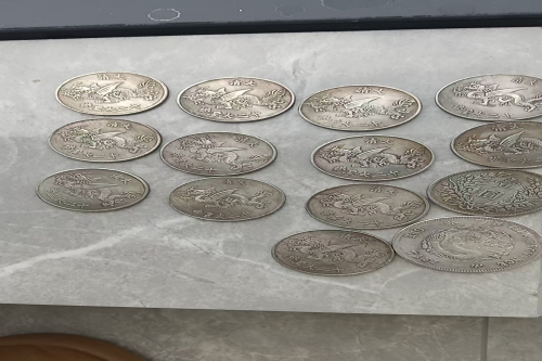 一位来自云南省昆明市的李老师，有一些藏品和老物件，急需出手，有意者联系，价格好商量。