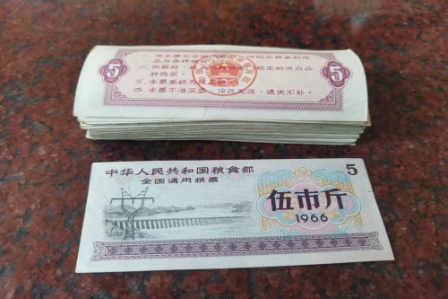 一位来自的广东省中山市的谢老师，有一些藏品和很好的老物件，急需找到爱好的收藏家，有意者请联系我。目前藏友老师比较着急，只要您是真心诚意想要收藏，一切好商量。