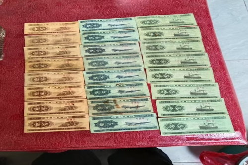 一位来自湖南省衡阳市的谭老师，有一些藏品和老物件，急需出手，有意者联系，价格好商量。