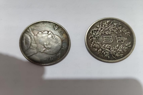 一位来自四川省宜宾市的潘老师，有一些藏品和老物件，急需出手，有意者联系，价格好商量。