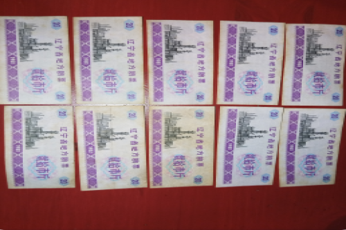 一位来自辽宁省沈阳市的周老师，有一些藏品和老物件，急需出手，有意者联系，价格好商量。