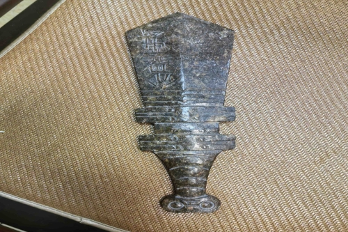 一位来自广东省东莞市的李老师，有一些藏品和很好的老物件，急需找到爱好的收藏家，有意者请联系我。目前藏友老师比较着急，只要您是真心诚意想要收藏，一切好商量。