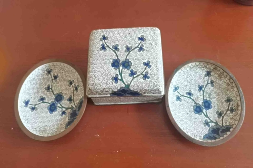 一位来自上海市杨浦区的王老师，有一些藏品和很好的老物件，急需找到爱好的收藏家，有意者请联系我。目前藏友老师比较着急，只要您是真心诚意想要收藏，一切好商量。