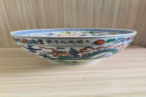 一位来自广东省的陈老师，有一些藏品和老物件，急需出手，有意者联系，价格好商量。