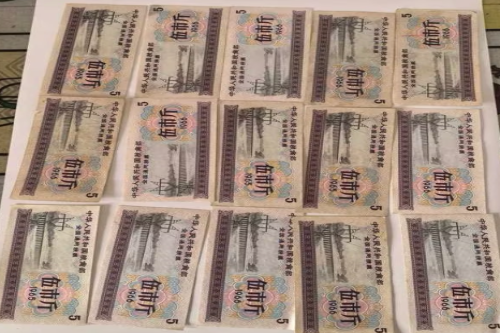 一位来自吉林省长春市的李老师，有一些藏品和老物件，急需出手，有意者联系，价格好商量。