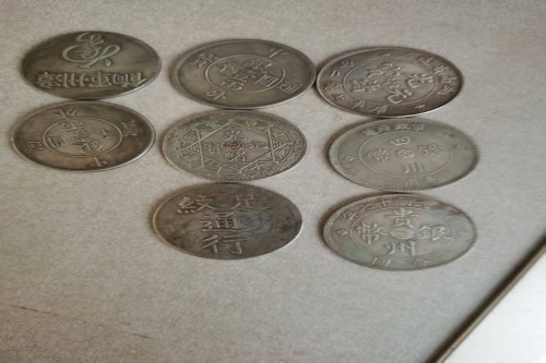 一位来自佛山市的李老师，有一些藏品和老物件，急需出手，有意者联系，价格好商量。