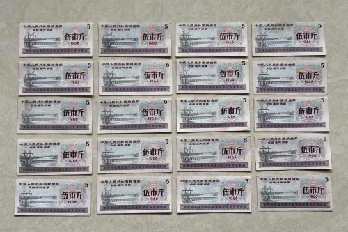 一位来自福建省南平市的刘老师，有一些藏品和老物件，急需出手，有意者联系，价格好商量。