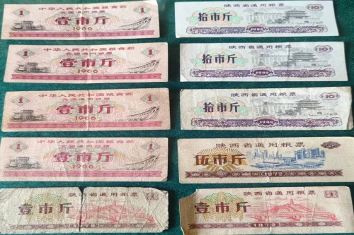 一位来住北京市通洲区的李老师，有一些藏品和老物件，急需出手，有意者联系，价格好商量。