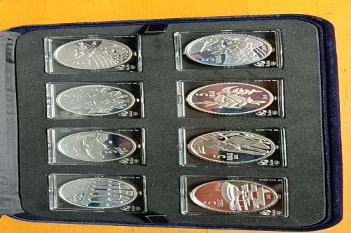 一位来自陕西省西安市的戴老师，有一些藏品和很好的老物件，急需找到爱好的收藏家，有意者请联系我。目前藏友老师比较着急，只要您是真心诚意想要收藏，一切好商量。