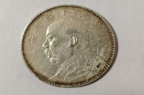 一位来自安徽省的杨老师，有一些藏品和老物件，急需出手，有意者联系，价格好商量。