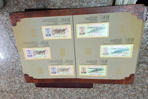 一位来自浙江省温州市的蔡老师，有一些藏品和很好的老物件，急需找到爱好的收藏家，有意者请联系我。目前藏友老师比较着急，只要您是真心诚意想要收藏，一切好商量。