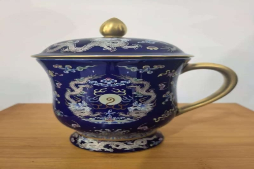 一位藏品的资深收藏家克老师，有一些藏品和很好的老物件，急需找到爱好的收藏家，有意者请联系我。目前藏友老师比较着急，只要您是真心诚意想要收藏，一切好商量。