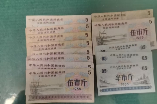 一位来自陕西省神木市的郄老师，有一些藏品和很好的老物件，急需找到爱好的收藏家，有意者请联系我。目前藏友老师比较着急，只要您是真心诚意想要收藏，一切好商量。