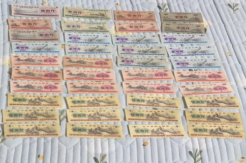 一位来自辽宁省沈阳市的任老师，有一些藏品和老物件，急需出手，有意者联系，价格好商量。