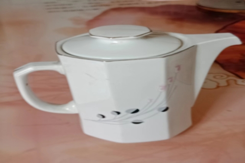 一位来自湖南省怀化市的马老师，有一些藏品和很好的老物件，急需找到爱好的收藏家，有意者请联系我。目前藏友老师比较着急，只要您是真心诚意想要收藏，一切好商量。