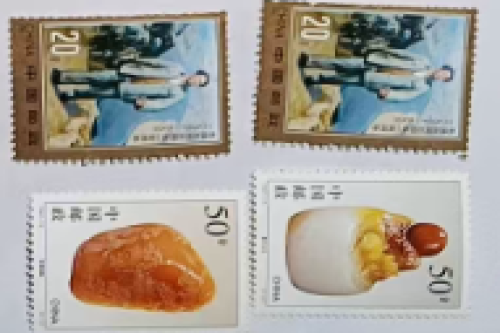 一位来自福建省的詹老师，有一些藏品和老物件，急需出手，有意者联系，价格好商量。