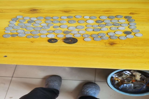 一位来自河北省保定市的史老师，有一些藏品和很好的老物件，急需找到爱好的收藏家，有意者请联系我。目前藏友老师比较着急，只要您是真心诚意想要收藏，一切好商量。