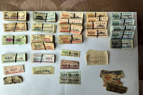 一位来自河北省的狄老师，有一些藏品和老物件，急需出手，有意者联系，价格好商量。