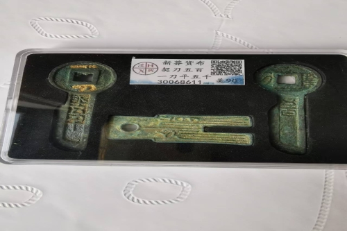 一位来自山东潍坊奎文区的李老师，有一些藏品和很好的老物件，急需找到爱好的收藏家，有意者请联系我。目前藏友老师比较着急，只要您是真心诚意想要收藏，一切好商量。