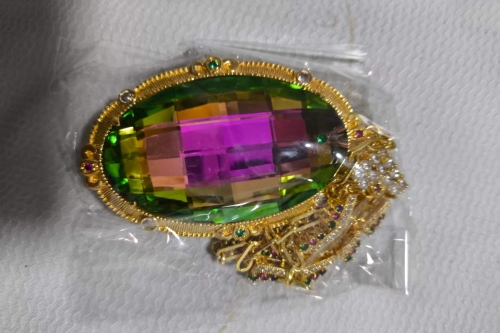 一位来自湖北省十堰市丹江口市的赵老师，有一些藏品和很好的老物件，急需找到爱好的收藏家，有意者请联系我。目前藏友老师比较着急，只要您是真心诚意想要收藏，一切好商量。