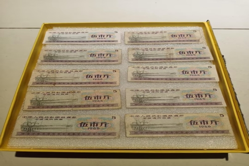 一位来自新疆乌鲁木齐的贾老师，有一些藏品和老物件，急需出手，有意者联系，价格好商量。