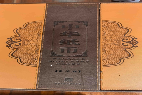 一位来自北京市通州区的张老师，有一些藏品和很好的老物件，急需找到爱好的收藏家，有意者请联系我。目前藏友老师比较着急，只要您是真心诚意想要收藏，一切好商量。