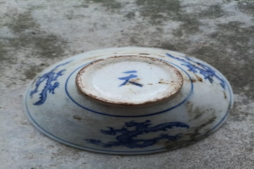 一位来住四川省乐山市的毛老师，有一些藏品和老物件，急需出手，有意者联系，价格好商量。