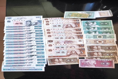 一位来自内蒙古呼和浩特市的张老师，有一些藏品和老物件，急需出手，有意者联系，价格好商量。