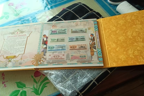 一位来自的辽宁省葫芦岛的李老师，有一些藏品和很好的老物件，急需找到爱好的收藏家，有意者请联系我。目前藏友老师比较着急，只要您是真心诚意想要收藏，一切好商量。