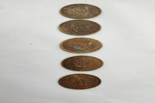 一位来自广东省肇庆市的董老师，有一些藏品和老物件，急需出手，有意者联系，价格好商量。