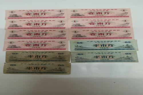 一位来自黑龙江省牡丹江市的滕老师，有一些藏品和老物件，急需出手，有意者联系，价格好商量。