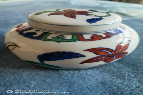 一位来自上海省的郭老师，有一些藏品和老物件，急需出手，有意者联系，价格好商量。 