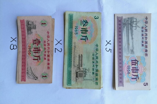 一位来自上海静安区永和路的史老师，有一些藏品和很好的老物件，急需找到爱好的收藏家，有意者请联系我。目前藏友老师比较着急，只要您是真心诚意想要收藏，一切好商量。