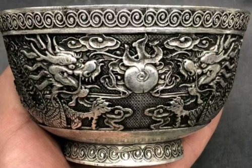 一位来住青海省西宁市的马老师，有一些藏品和老物件，急需出手，有意者联系，价格好商量。。