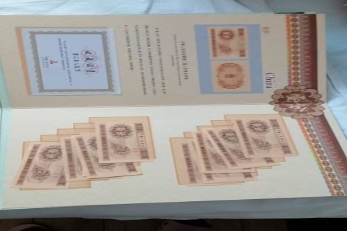 一位来自北京市的王老师，有一些藏品和老物件，急需出手，有意者联系，价格好商量。