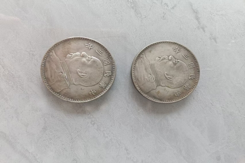 一位来自浙江省的王老师，有一些藏品和老物件，急需出手，有意者联系，价格好商量。 