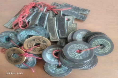 一位来自浙江省绍兴市的周老师，有一些藏品和老物件，急需出手，有意者联系，价格好商量。