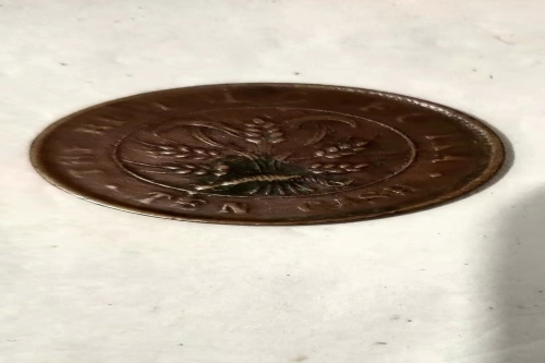 一位来自福建省南平市的万老师，有一些藏品和老物件，急需出手，有意者联系，价格好商量。