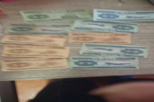 一位来自山东省烟台市的王老师，有一些藏品和老物件，急需出手，有意者联系，价格好商量。