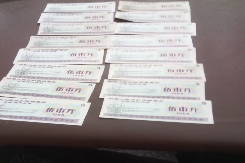 一位来自湖南省的唐老师，有一些藏品和老物件，急需出手，有意者联系，价格好商量。